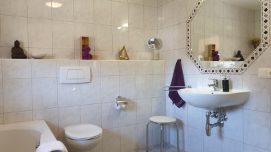 erstes Badezimmer mit Badewanne