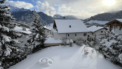 Bergblick 3: Türe zur Wiese im Wintergewand