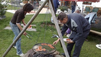 Gäste beim Grillen