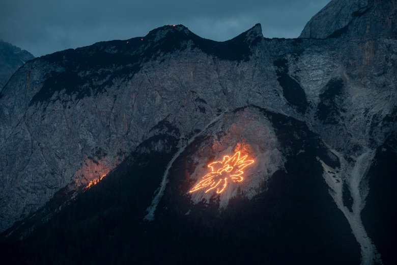 Sonnwendfeuer: Blick auf die Ehrwalder Sonnenspitze