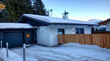 Eingang, Garage und großer Parkplatz (Winter)