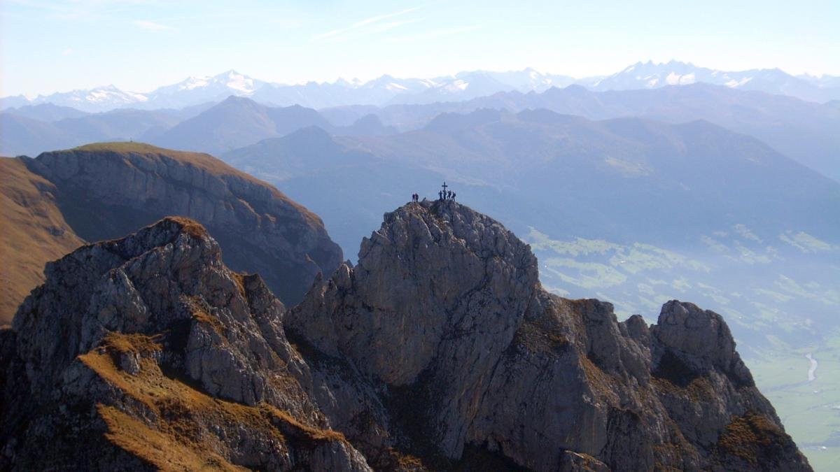 Steile Passagen, gemütliche Wanderstrecken, tolle Ausblicke: Der 5-Gipfel-Klettersteig im Rofangebirge ist ein besonderes Erlebnis für Abenteuerlustige. Die reizvolle Route über fünf Berggipfel ist allerdings auch für Anfänger geeignet., © Achensee Tourismus