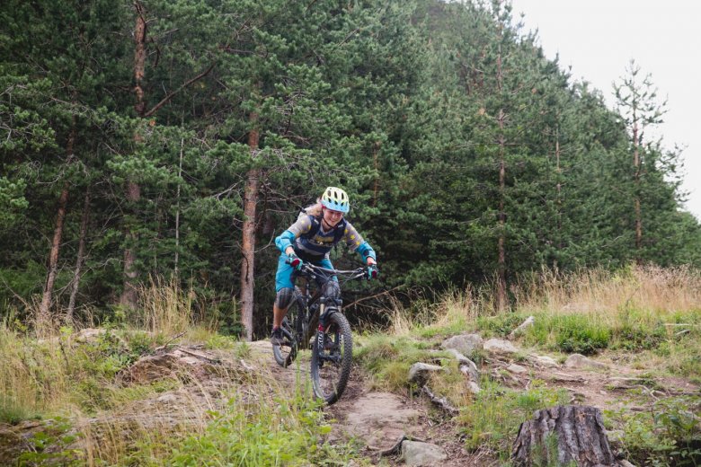 Vreni liebt Skifahren, Snowboarden und Mountainbiken – gute Gründe, um ihr Leben in die Berge zu verlegen.