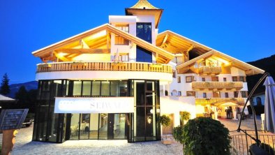 Außenaufnahme bei Nacht_Wellnessresort Seiwald (1)