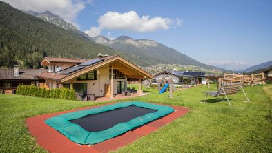 Garten mit Trampolin und Spielplatz, © Lukas Pfurtscheller