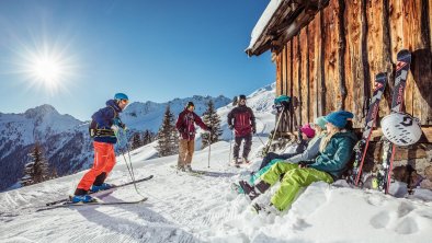 genussvolle_pause_bei_holzhuette_im_ski_juwel_alpb