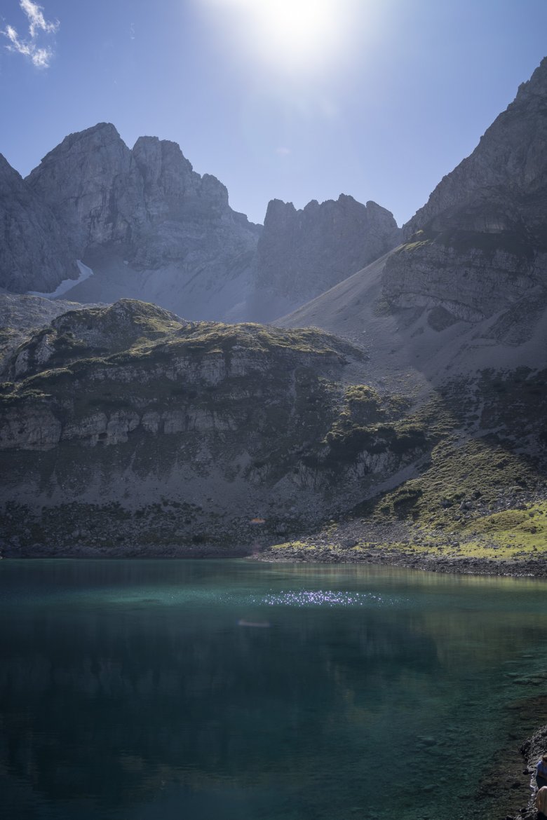             Das Schimmern des Seebensees lässt einen für kurze Zeit alle Sorgen vergessen.

          