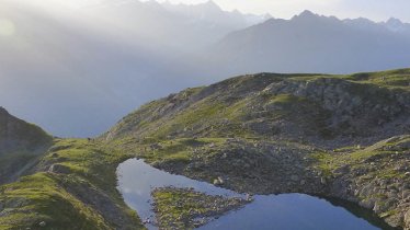 Der etwa 2.200 Meter hoch gelegene Plattachsee liegt auf der Route des 4-Seen Marschs, © Ötztal Tourismus