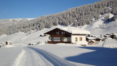 Langlauf-Loipeneinstieg am Haus