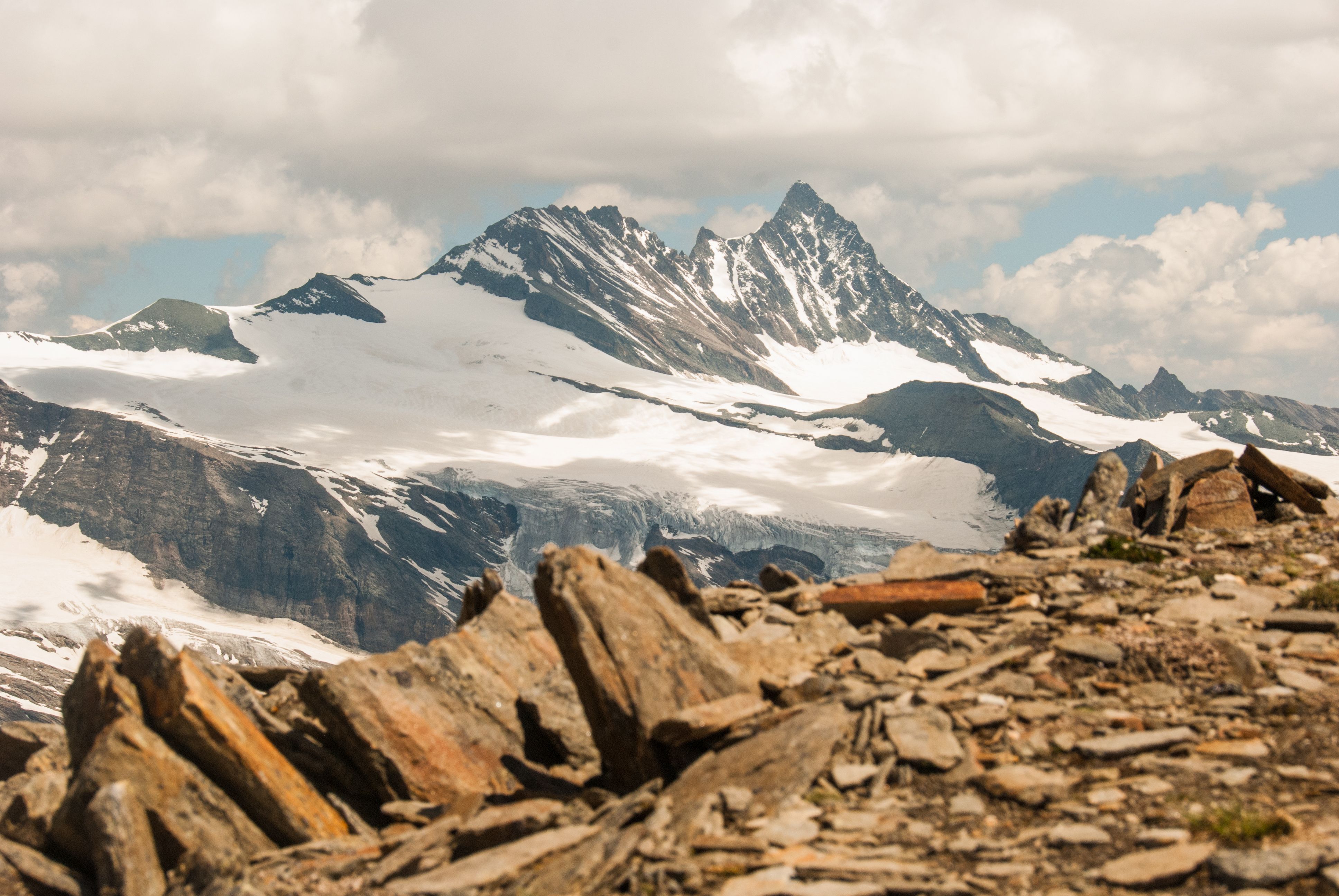 schneebedeckter Großglockner im Hintergrund, Stein eim Vordergrund