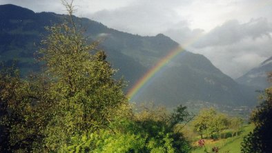 Gewitter mit Regenbogen im Sommer