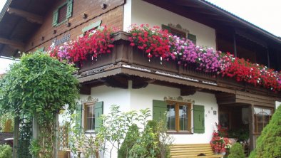 Haus mit Blumenpracht