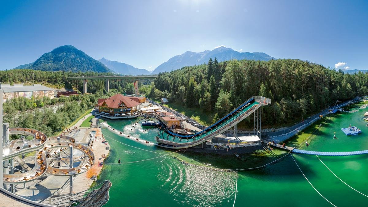 Großer Badesee mit Wasserrutschen, Sprungturm und Waterslide-Park, Hochseilgarten, Kletterwand, Rafting auf der Ötztaler Ache – in der Area 47 sind ganze 30 Funsportarten vereint. Der Freizeitpark begrüßt die Besucher am Eingang des Ötztals., © Ötztal Tourismus