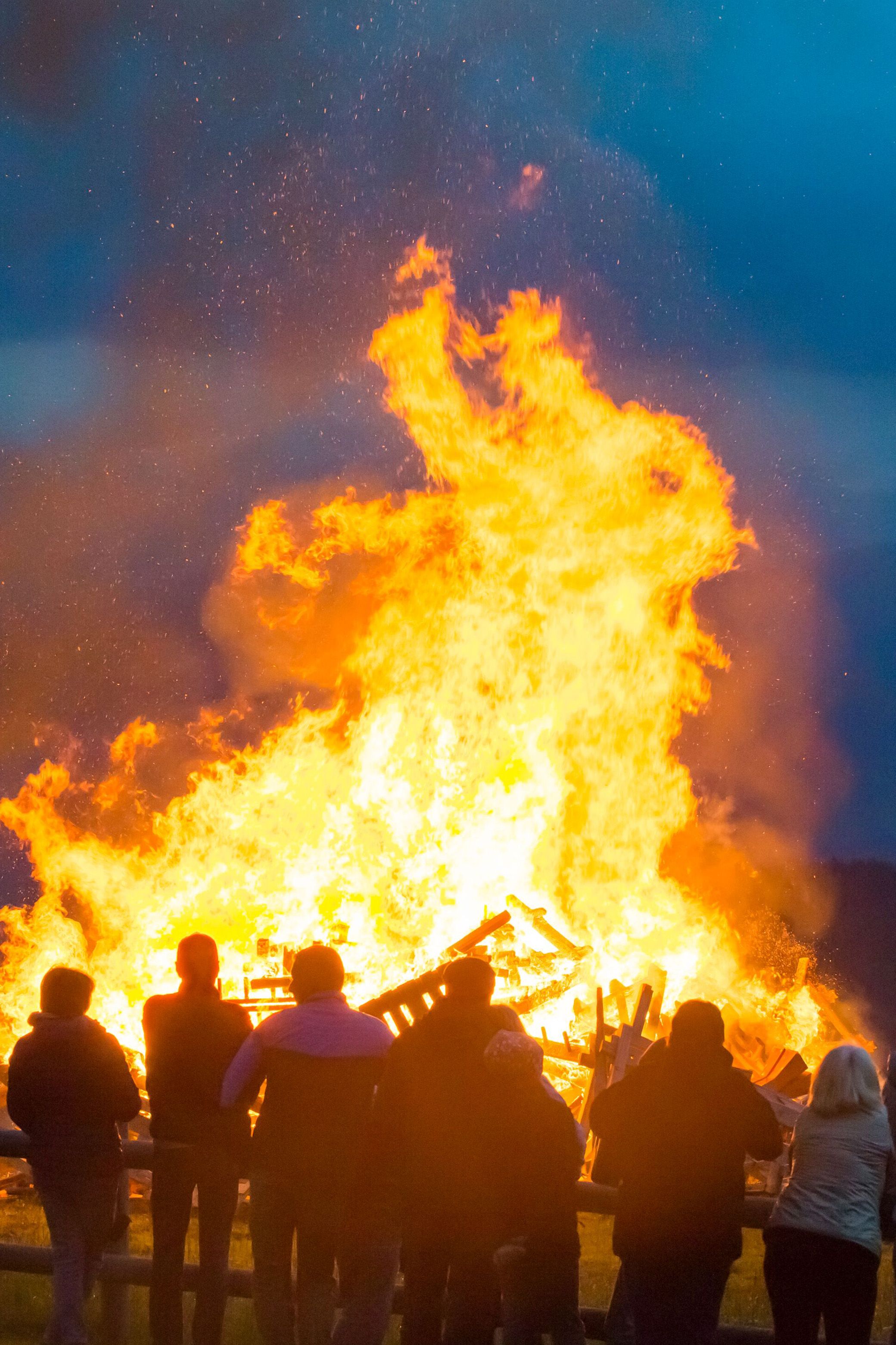 Personen beobachten das große Feuer