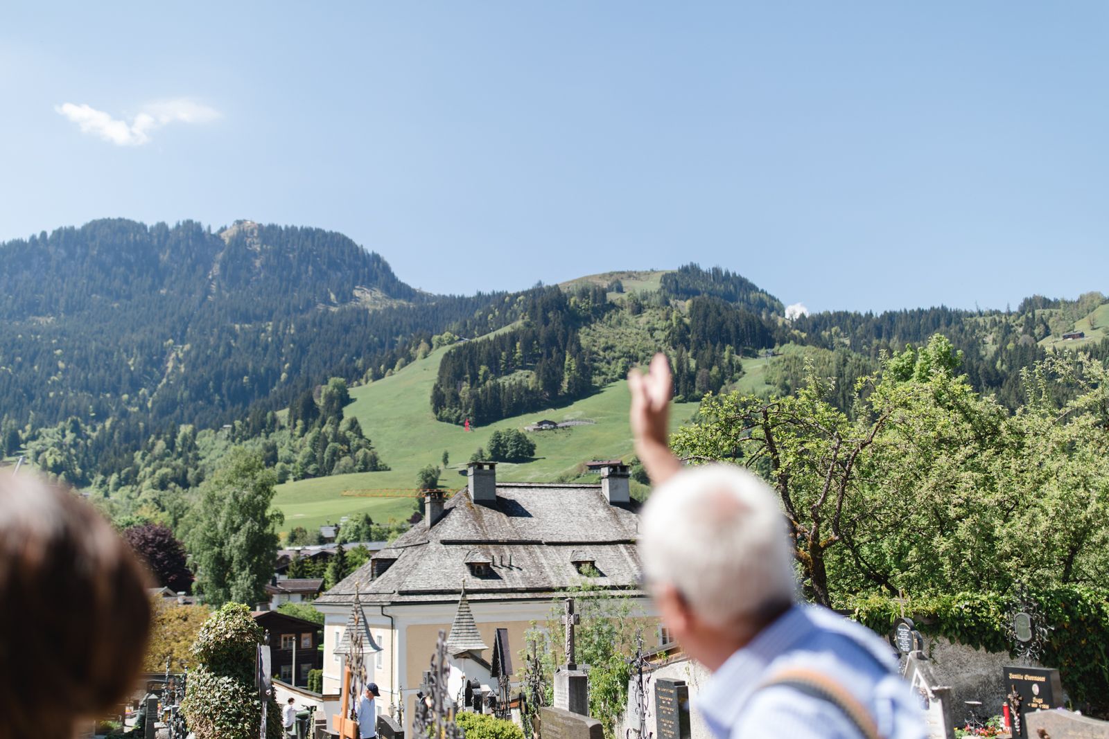 Zwischen der Andreas- und der Liebfrauenkirche hat man den Hahnenkamm genau im Blick. Hier ließ sich auch Walde inspirieren: Das gelbe Haus im Vordergrund war sein Atelier. 