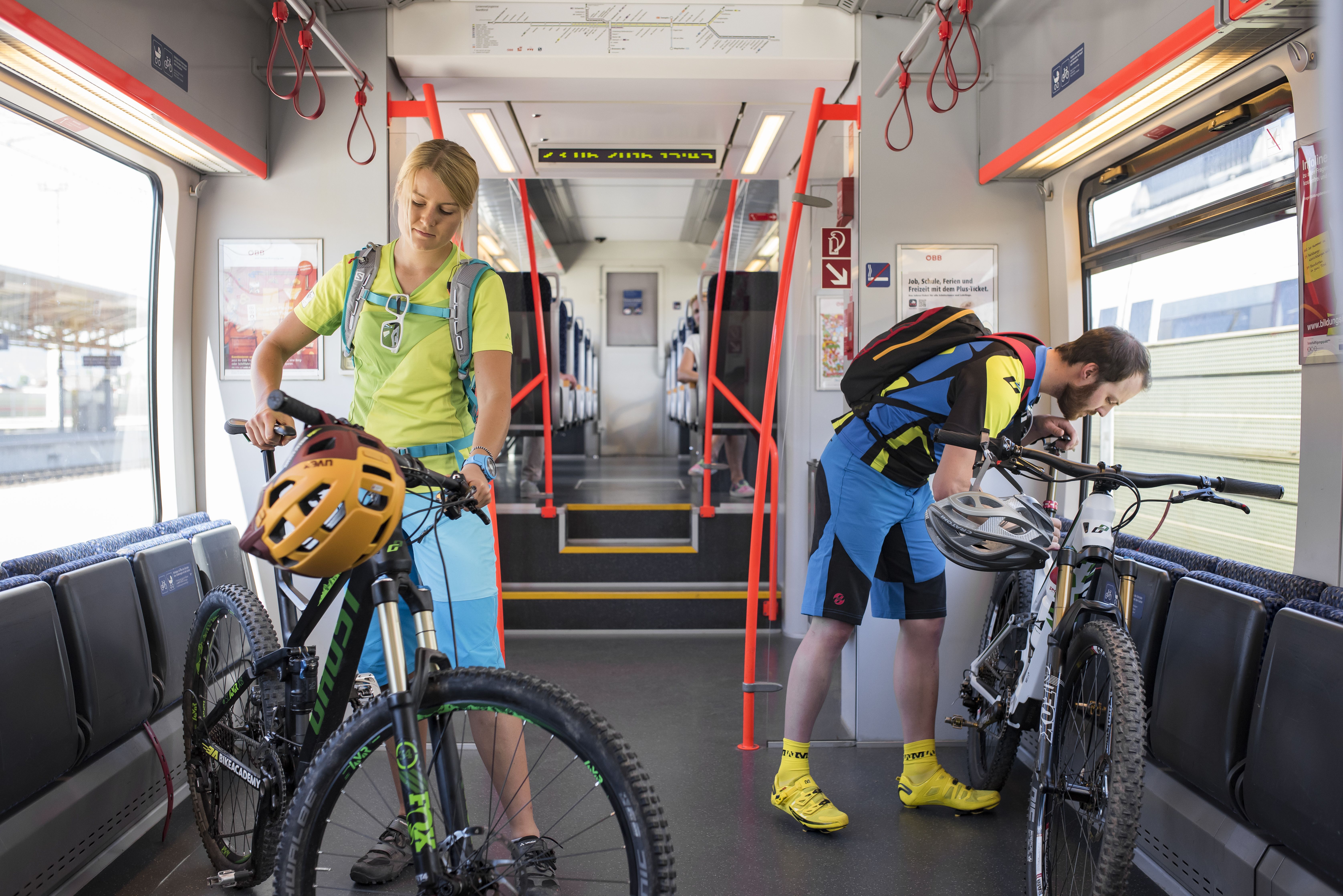 Pärchen mit Mountainbikes im Zug