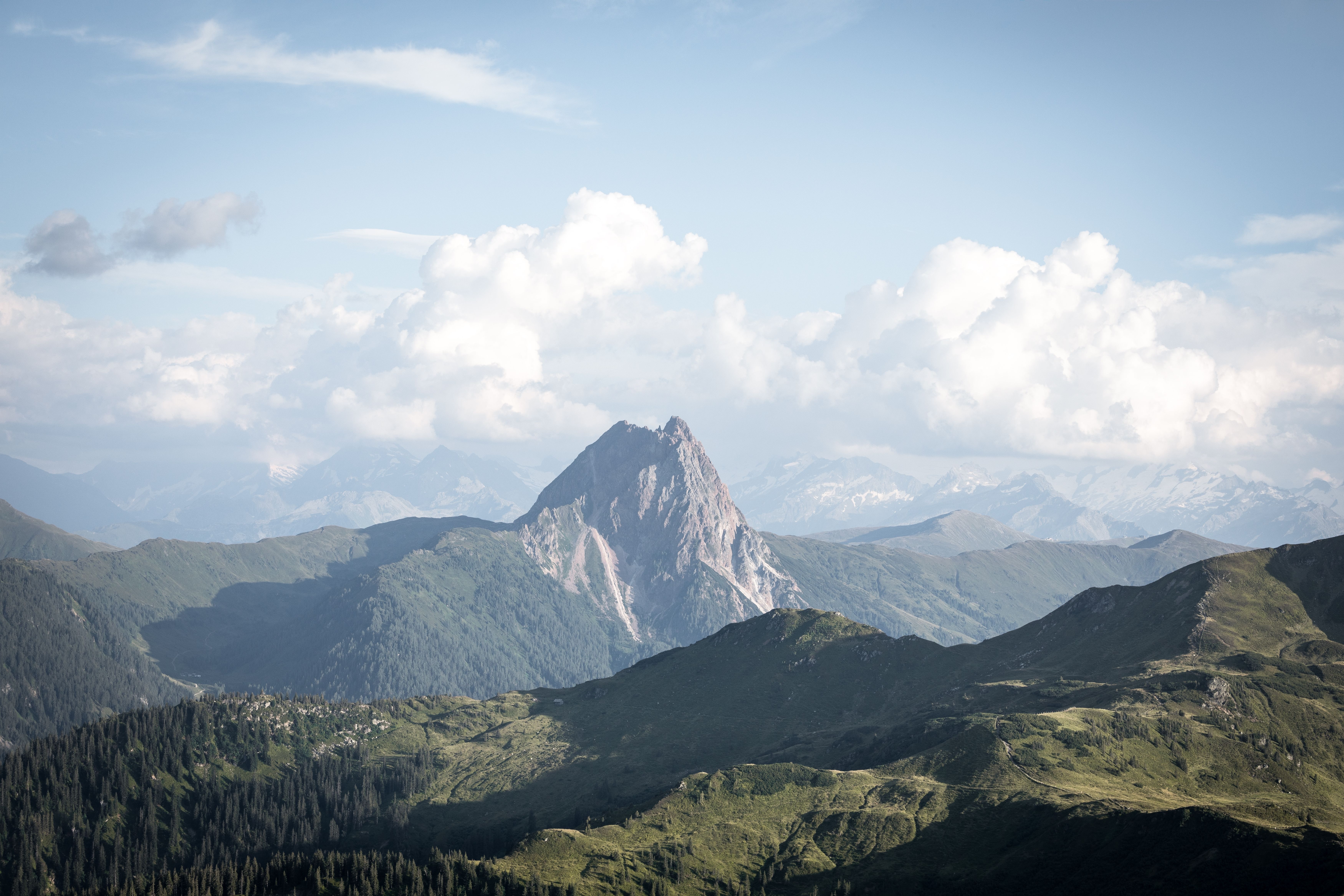 Blick über Bergkämme zum auffälligen Gipfel Großer Rettenstein