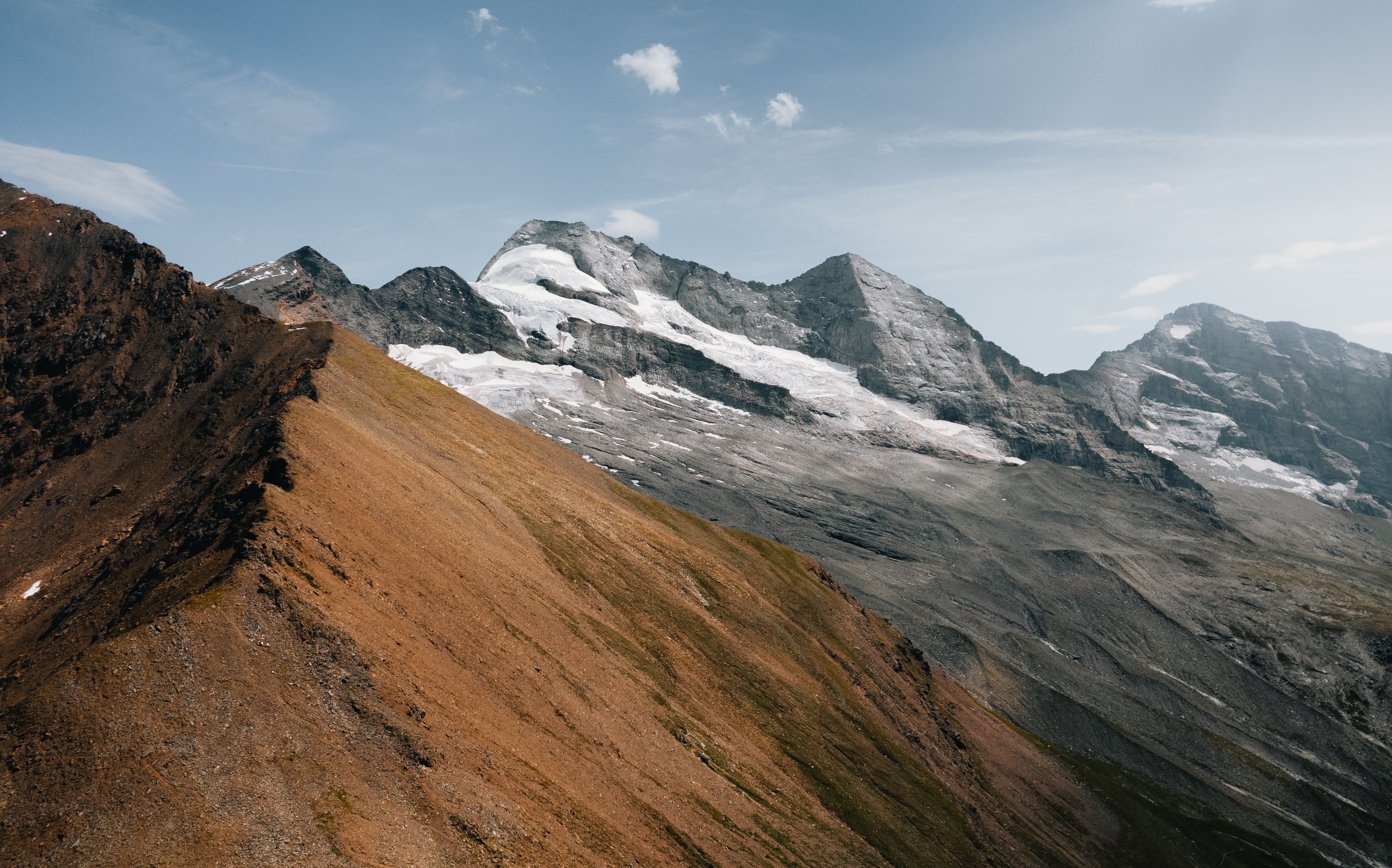 Gletscherberg und Bergkamm im Vordergrund