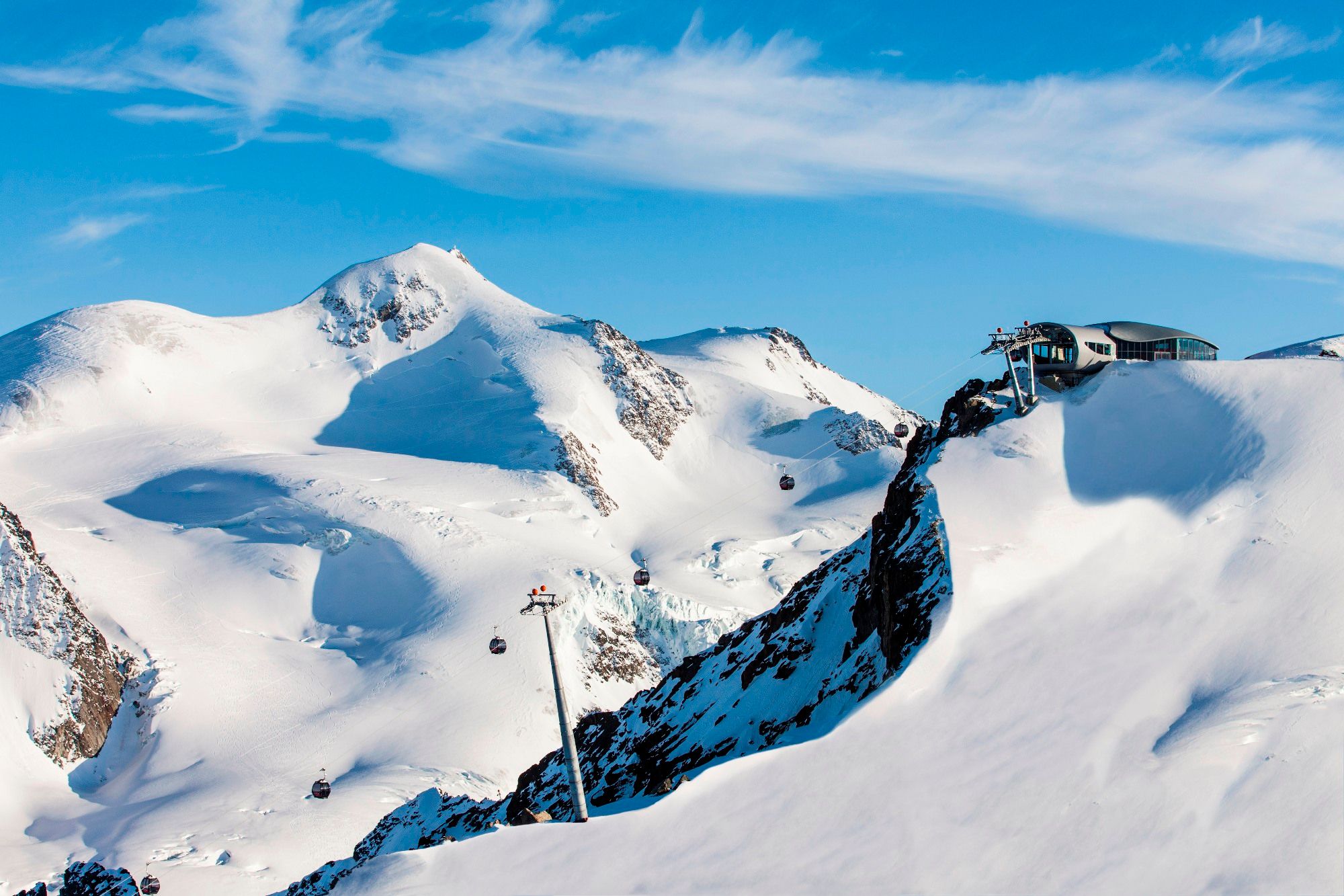 Bergbahn vor vergletschertem Berg