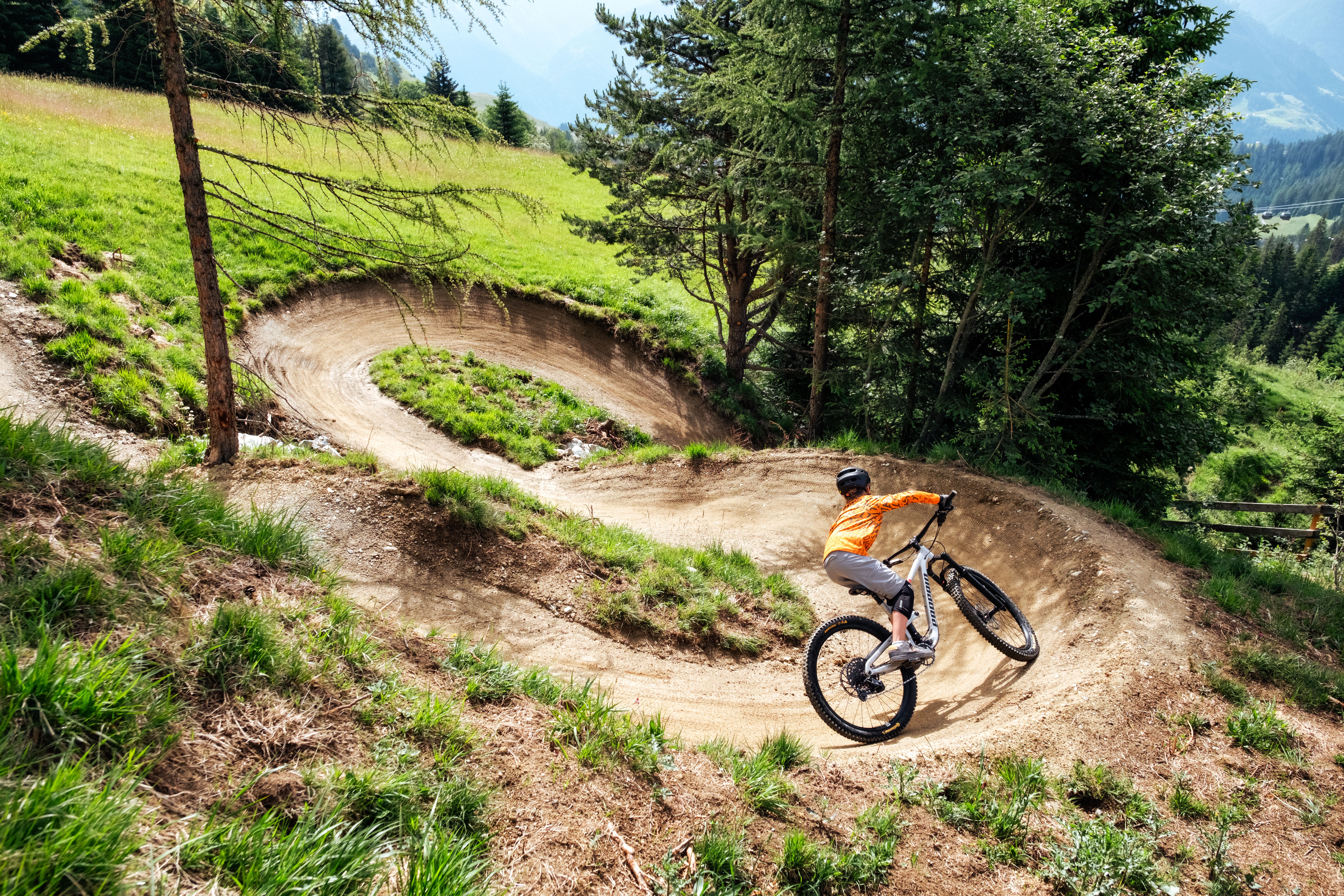 Jugendlicher auf einem Mountainbike in einer Trail-Steilkurve, Trailfahren in Serfaus