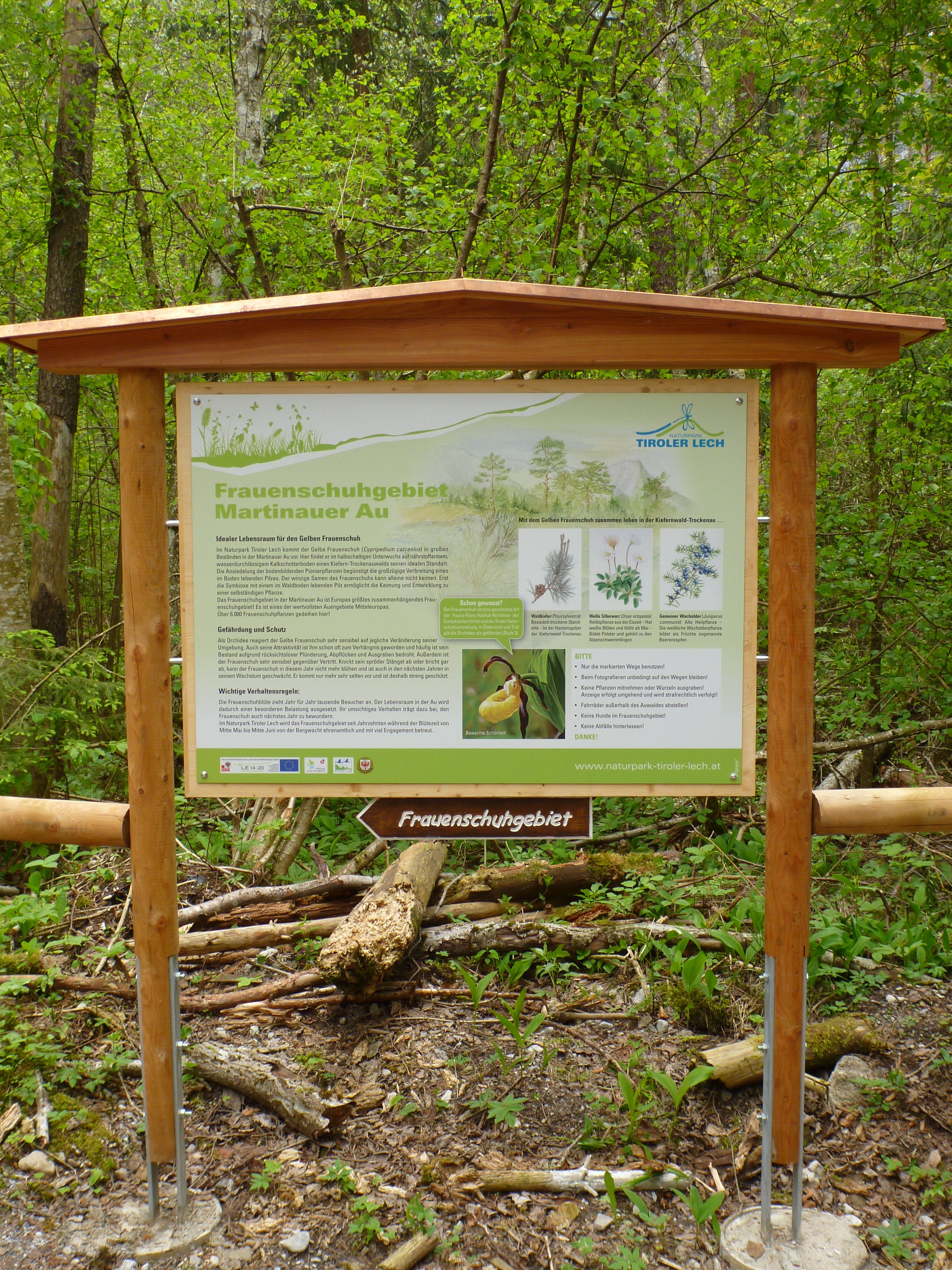 Anzeigetafel mit Informationen über das Frauenschuhgebiet Martinau im Naturpark Tiroler lEch