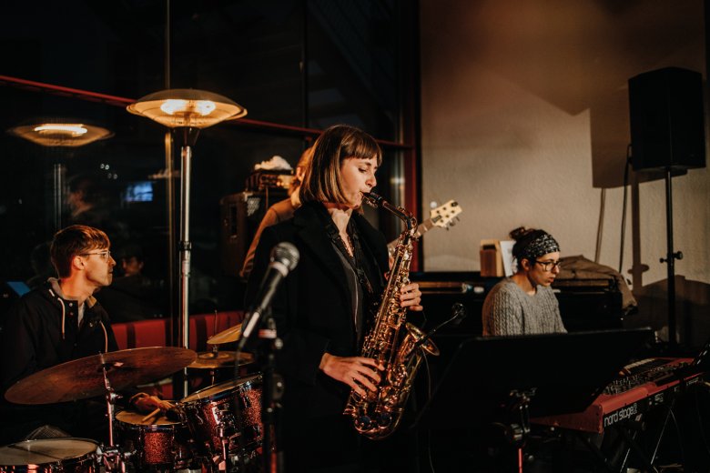 Die Bandleaderin Yvonne Moriel am Saxofon im Treibhaus.
