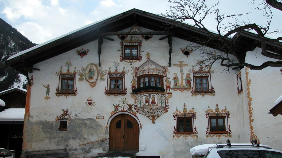 Die Fassadenmalereien der Schlosshäuser in Kauns erzählen die konfliktreiche Geschichte von Kaiser Maximilian und dem Wilderer Wiesejaggl nach. Die drei alten Bauernhäuser gehörten einst zur Burg Berneck und werden heute von Kauner Familien bewohnt., © Kaunertal Tourismus