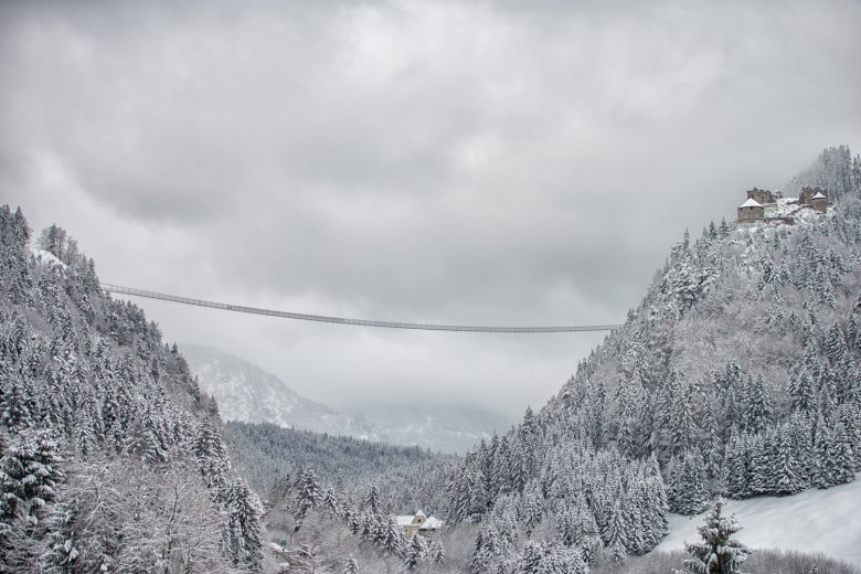 Die Highline und die Burgruine Ehrenberg. Foto: Rolf Marke