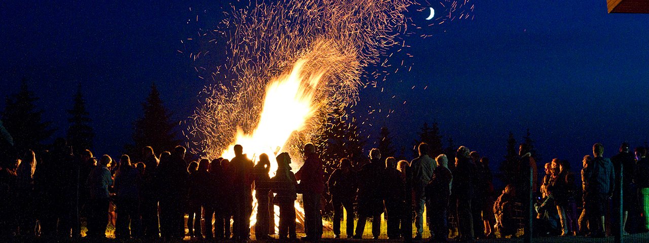 In den Kitzbüheler Alpen werden, wie hier am Harschbichl, zur kürzesten Nacht des Jahres unzählige Bergfeuer entzündet, © Gerhard Groger