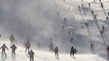 Die Teilnehmenden des "Weißen Rausch" kämpfen um die beste Position, © TVB St. Anton am Arlberg / Josef Mallaun