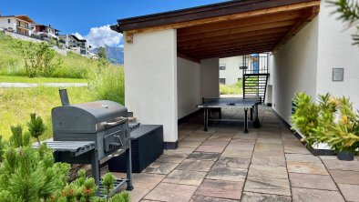 Terrasse mit Tischtennis und Grill