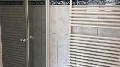 Badezimmer mit Wanne und Dusche