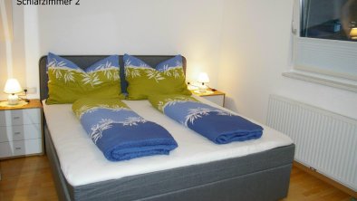 Schlafzimmer 2 mit großem Doppelbett