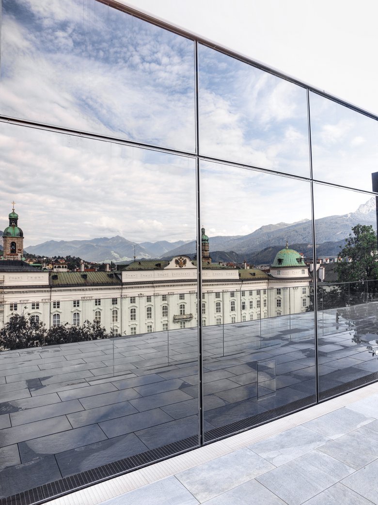 Die Hofburg spiegelt sich in der Fassade. Das Haus der Musik nimmt sich zurück und die historischen Gebäude in der Nachbarschaft kommen stärker zum Tragen.