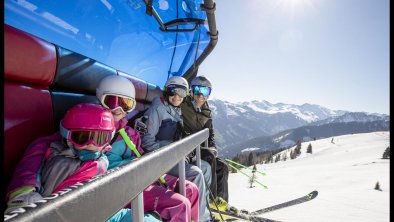 Familie am Sessellift Alpbach Winter Ski Juwel Alp, © Alpbachtal Tourismus