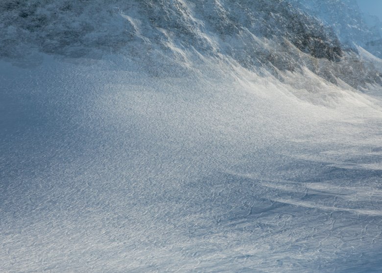 Blick auf den Stubaier Gletscher. Die Spuren stammen von Skifahrern, die abseits der Pisten unterwegs waren. Auch dieses Bild ist mehrfach belichtet.