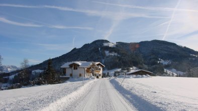 Zufahrt und Blick zum Astberg Going