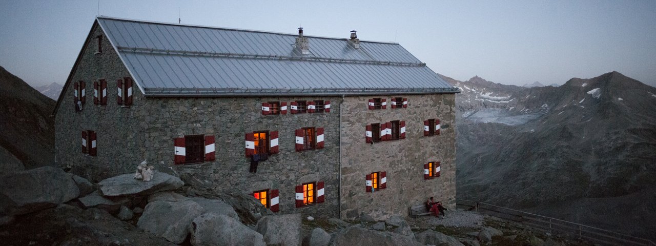 Neue Prager Hütte am Fuße des Großvenediger, © Tirol Werbung/Jens Schwarz