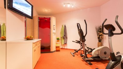 Infrarotkabine und Fitnessraum