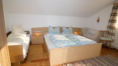 Dreibettzimmer mit Kinderbett 1