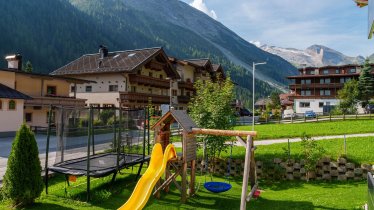 Spielplatz mit Trampolin im Sommer