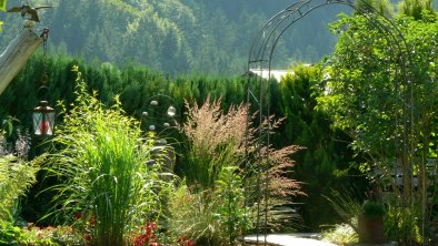 Der Garten ist wie ein kleiner Park gestaltet