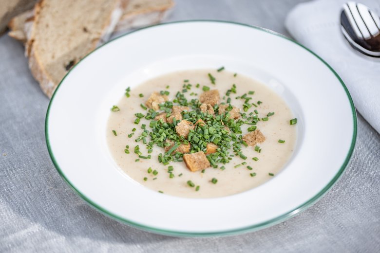 Brennsuppe mit Graukäse und Kartoffeln ist in Teilen Tirols eine beliebte Fastenspeise., © Johannes Sautner