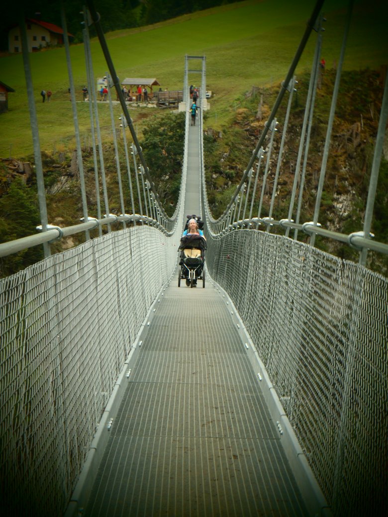 Auf der Holzgauer Hängebrücke (c) Tirol Werbung – Julia König