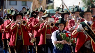 Blasmusikkapelle beim Marschieren, © Tirol Werbung/Bernhard Aichner