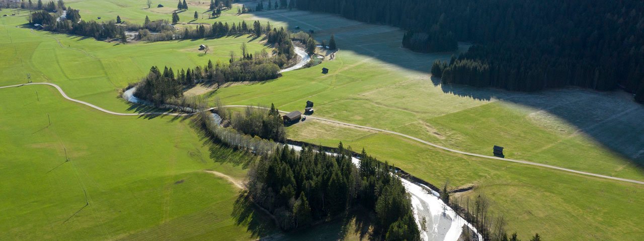 Frühlingswanderung entlang der Leutascher Ache, © Tirol Werbung/Mario Webhofer