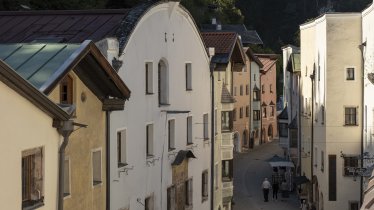 Blick aus dem Fenster des Erzherzog Leopold Zimmers auf die Fu&szlig;g&auml;ngerzone in Rattenberg.