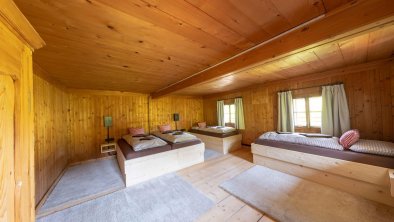 Schlafzimmer mit vier Betten und Fernseher - Gross, © Kroner Realitäten GmbH