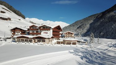 Hotel Eden mit Langlaufloipe durch den Garten