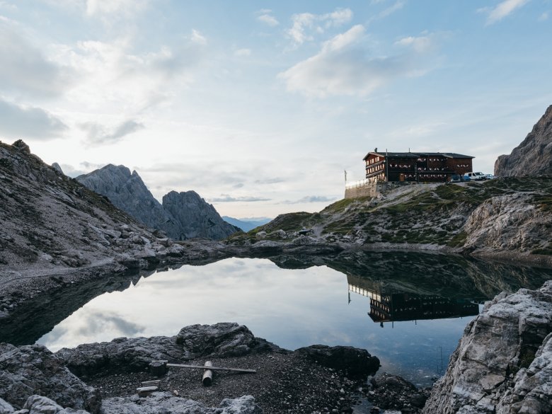 Die Karlsbader Hütte am Laserzsee. Foto: Alpin Plattform Lienz / Sam Strauss Fotografie.
, © Alpin Plattform Lienz / Sam Strauss Fotografie